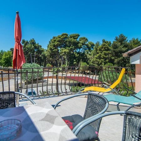 Apartment Vesna ロヴィニ エクステリア 写真