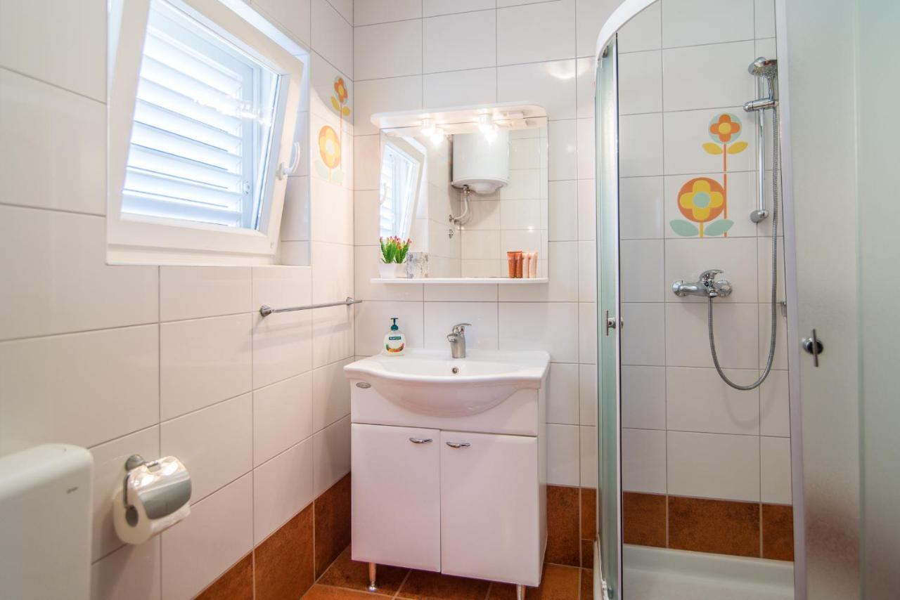 Apartment Vesna ロヴィニ エクステリア 写真