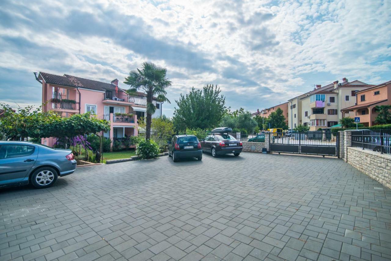 Apartment Vesna ロヴィニ エクステリア 写真